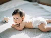 //inrorwxhkojklr5q-static.micyjz.com/cloud/lqBpkKqklpSRkljnjqjojq/Baby-with-diaper.jpg